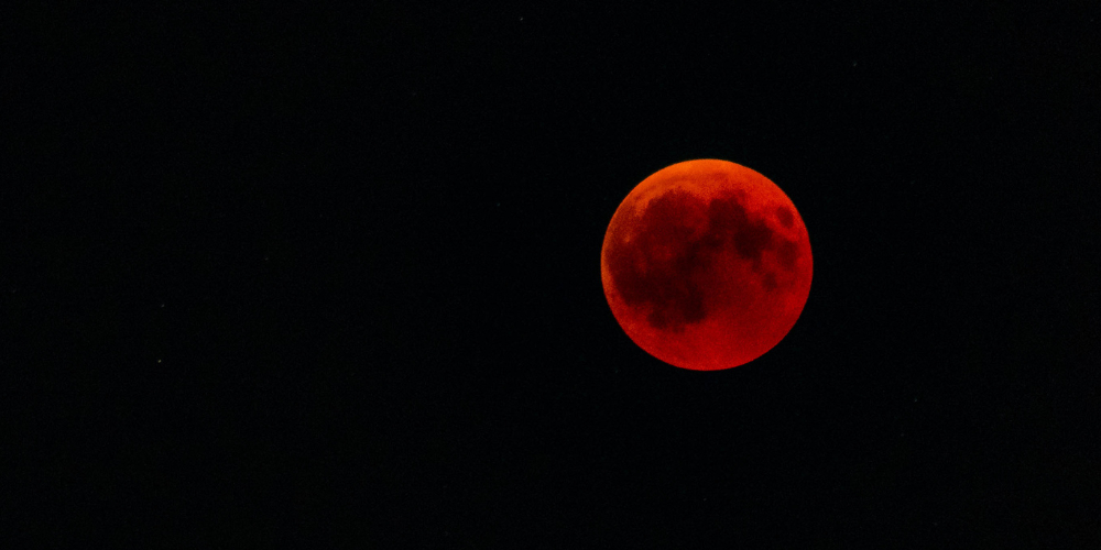 Der Blutmond im März 2025: Was er bedeutet – und welche Steine jetzt deine Energie stärken können