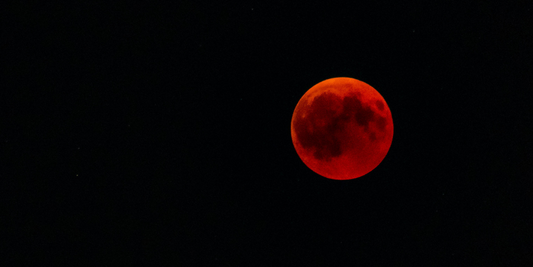 Der Blutmond im März 2025: Was er bedeutet – und welche Steine jetzt deine Energie stärken können